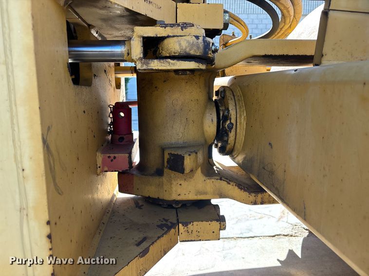 image for item EC1082 2000 Caterpillar CS-563D single drum vibratory roller