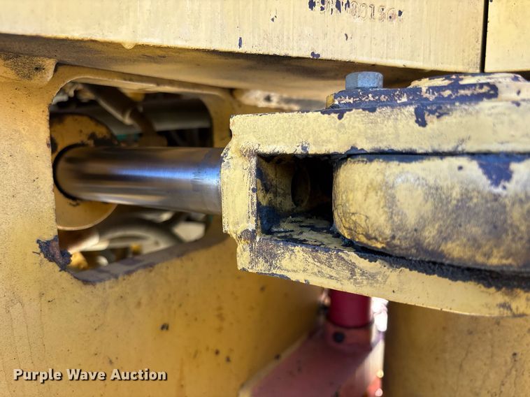 image for item EC1082 2000 Caterpillar CS-563D single drum vibratory roller