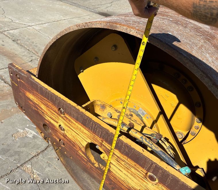 image for item EC1082 2000 Caterpillar CS-563D single drum vibratory roller