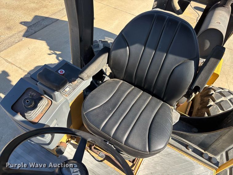 image for item EC1082 2000 Caterpillar CS-563D single drum vibratory roller