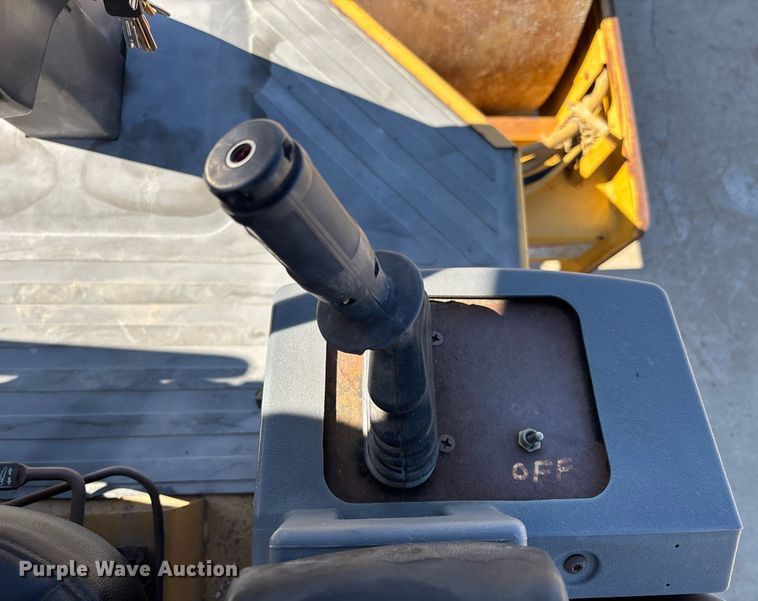 image for item EC1082 2000 Caterpillar CS-563D single drum vibratory roller