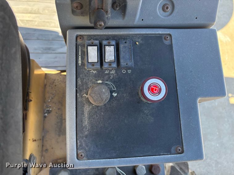 image for item EC1082 2000 Caterpillar CS-563D single drum vibratory roller