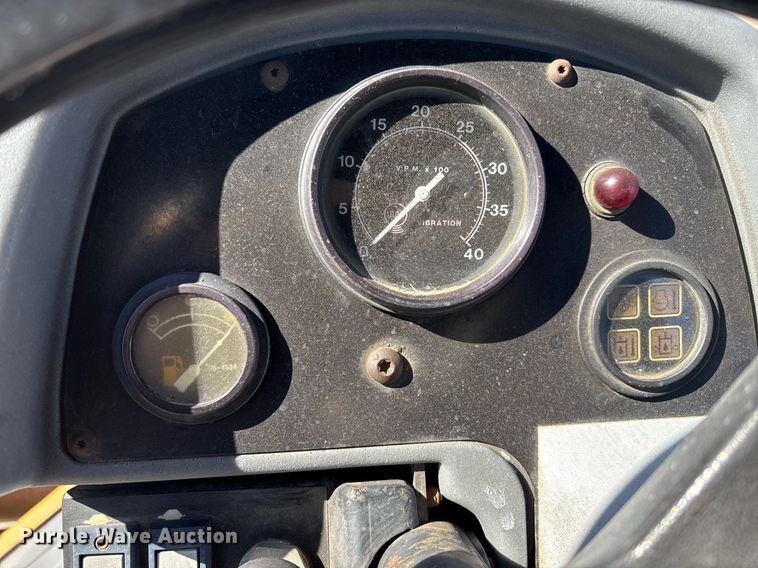 image for item EC1082 2000 Caterpillar CS-563D single drum vibratory roller