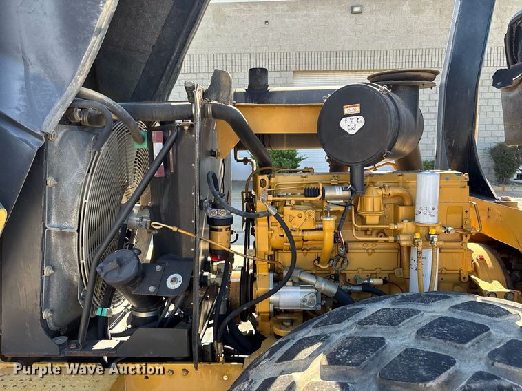 image for item EC1082 2000 Caterpillar CS-563D single drum vibratory roller