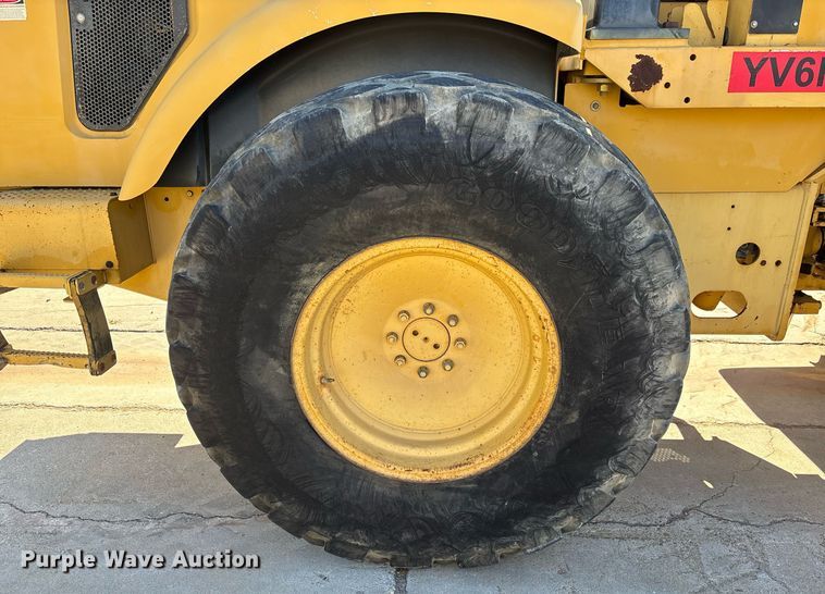 image for item EC1082 2000 Caterpillar CS-563D single drum vibratory roller