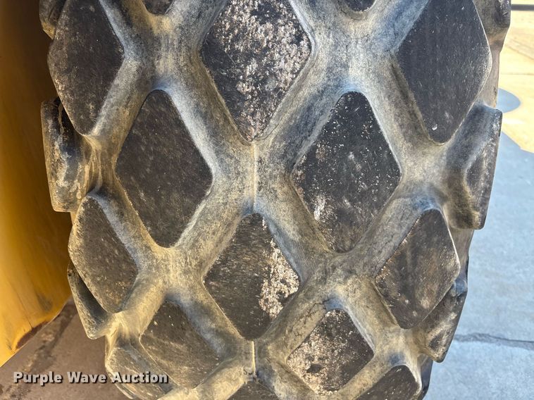 image for item EC1082 2000 Caterpillar CS-563D single drum vibratory roller