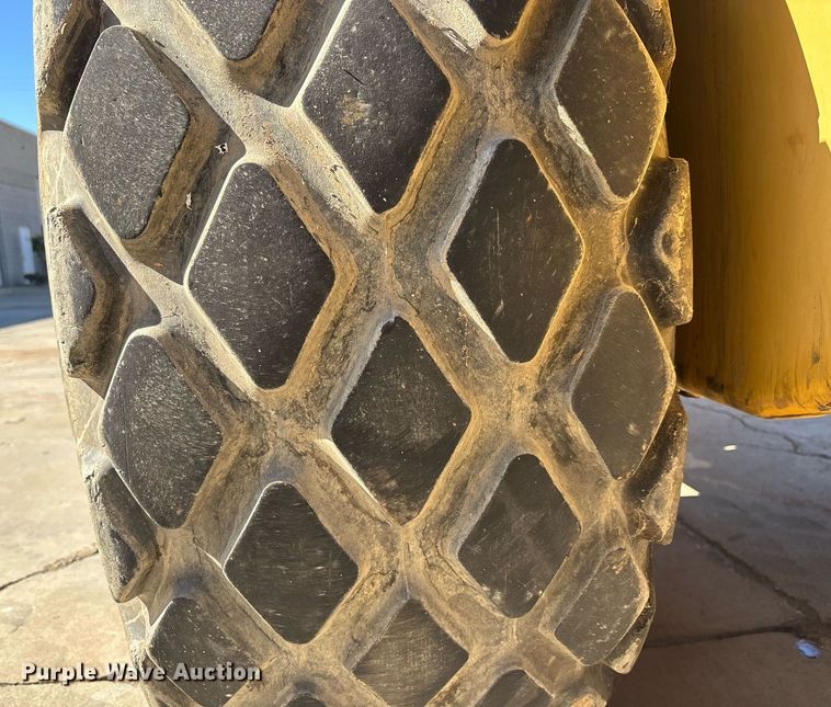 image for item EC1082 2000 Caterpillar CS-563D single drum vibratory roller