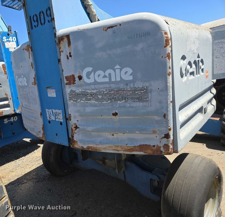image for item EC1104 1998 Genie S-40 boom lift