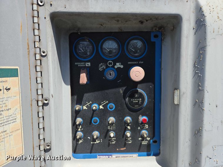 image for item EC1104 1998 Genie S-40 boom lift