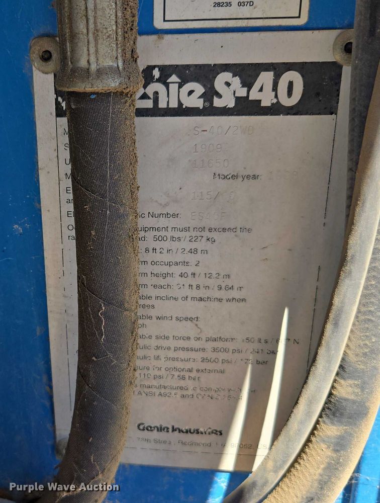 image for item EC1104 1998 Genie S-40 boom lift