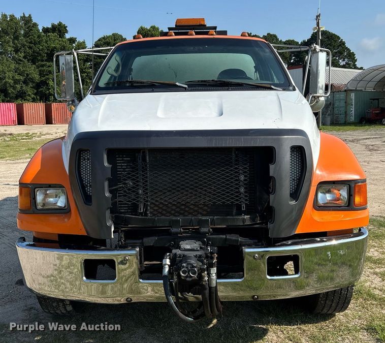 image for item EC3729 2006 Ford F650 Super Duty oil distributor truck