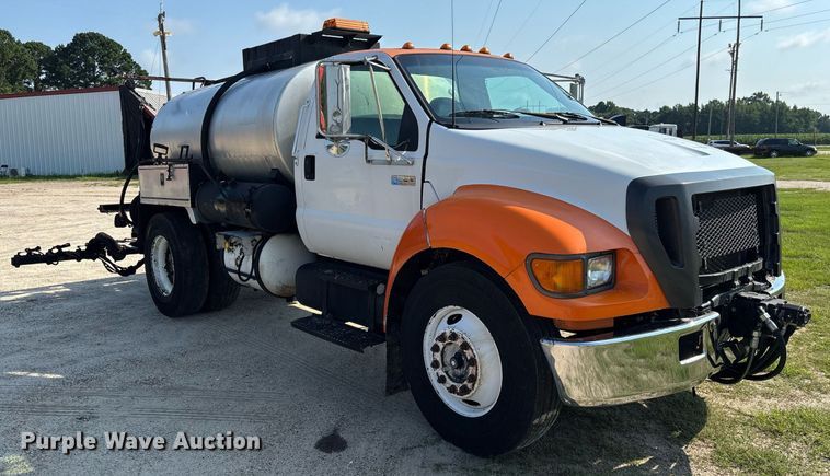 image for item EC3729 2006 Ford F650 Super Duty oil distributor truck