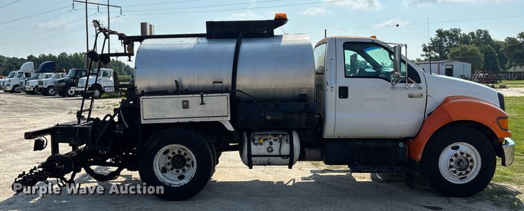 image for item EC3729 2006 Ford F650 Super Duty oil distributor truck