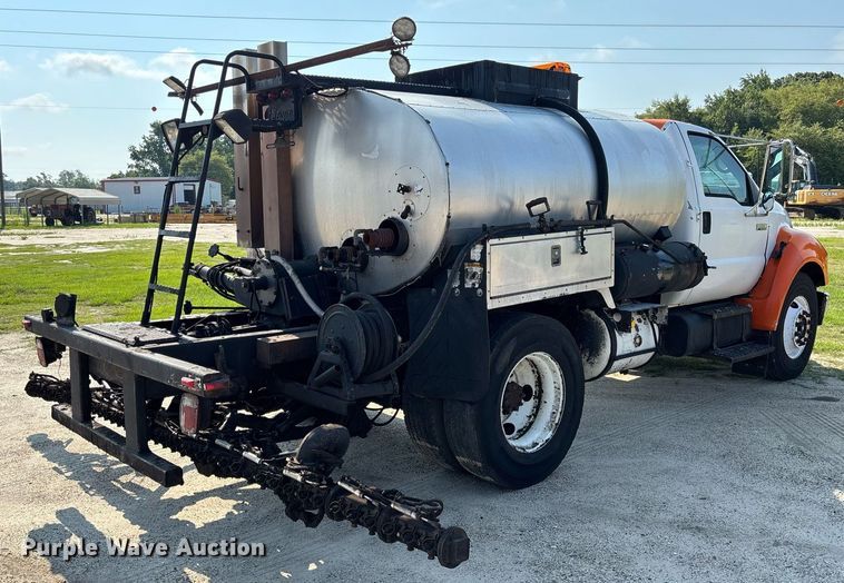 image for item EC3729 2006 Ford F650 Super Duty oil distributor truck