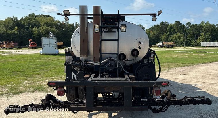 image for item EC3729 2006 Ford F650 Super Duty oil distributor truck