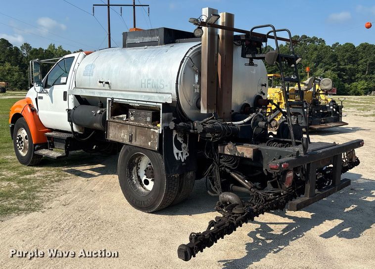 image for item EC3729 2006 Ford F650 Super Duty oil distributor truck