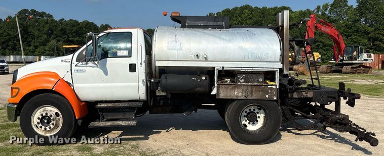 image for item EC3729 2006 Ford F650 Super Duty oil distributor truck