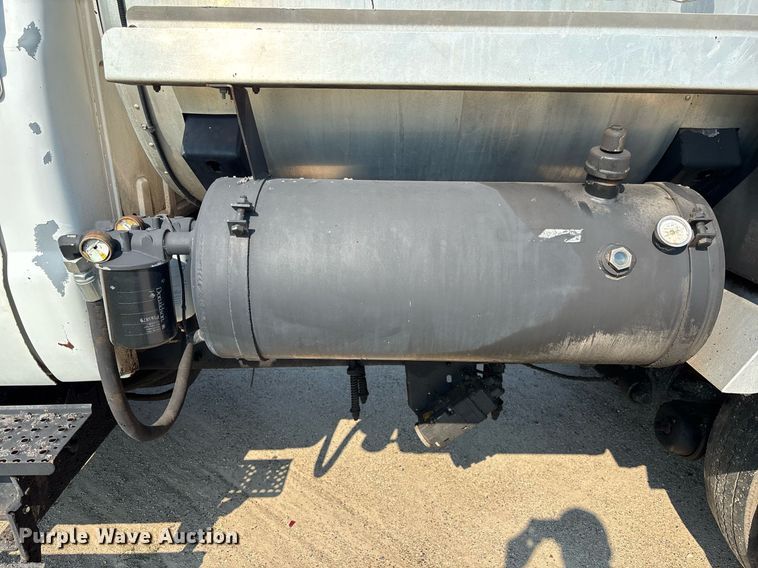 image for item EC3729 2006 Ford F650 Super Duty oil distributor truck