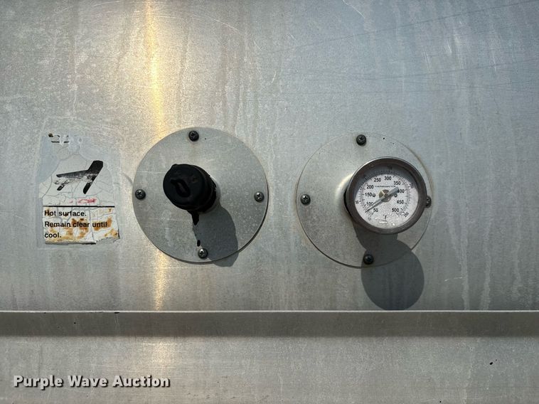 image for item EC3729 2006 Ford F650 Super Duty oil distributor truck