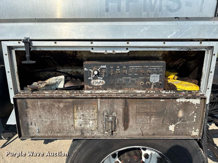 image for item EC3729 2006 Ford F650 Super Duty oil distributor truck