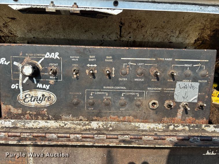 image for item EC3729 2006 Ford F650 Super Duty oil distributor truck