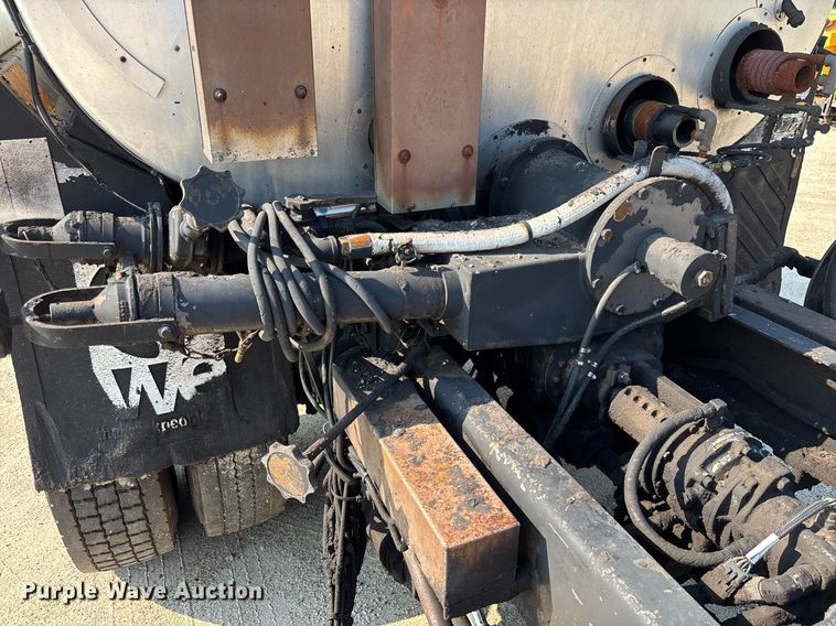 image for item EC3729 2006 Ford F650 Super Duty oil distributor truck