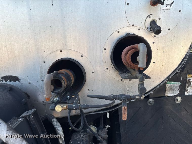 image for item EC3729 2006 Ford F650 Super Duty oil distributor truck