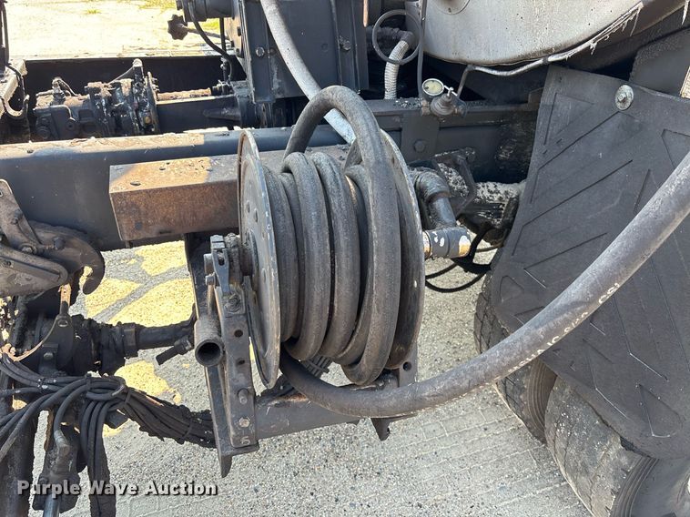 image for item EC3729 2006 Ford F650 Super Duty oil distributor truck