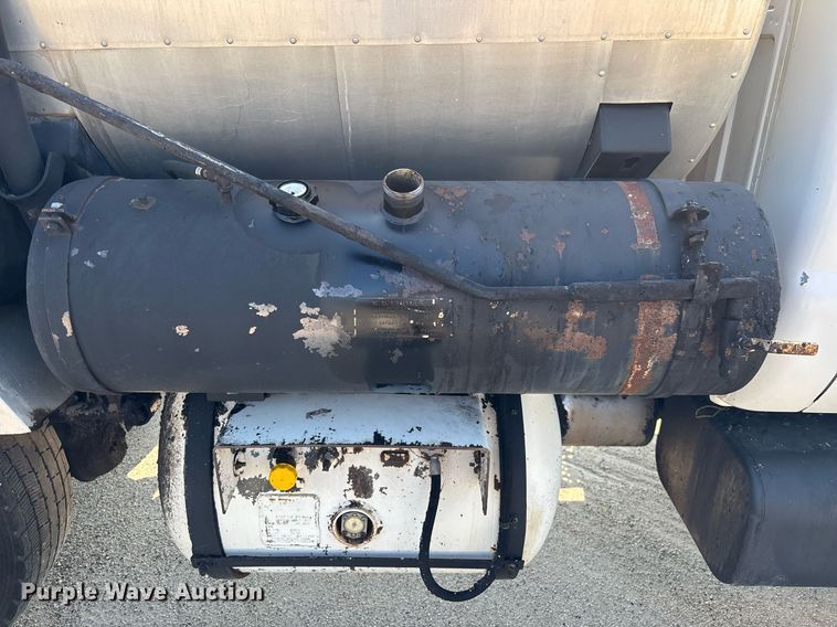 image for item EC3729 2006 Ford F650 Super Duty oil distributor truck