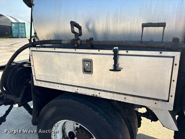 image for item EC3729 2006 Ford F650 Super Duty oil distributor truck