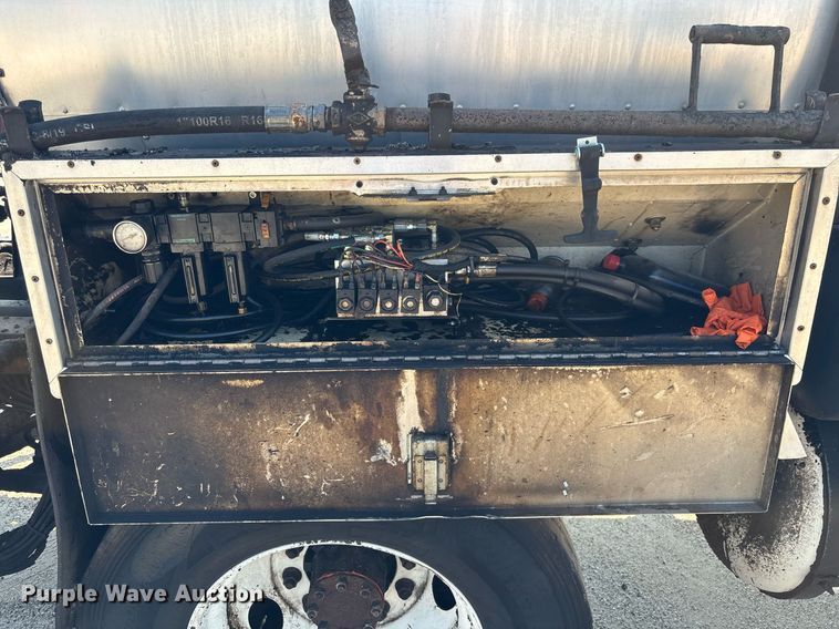 image for item EC3729 2006 Ford F650 Super Duty oil distributor truck