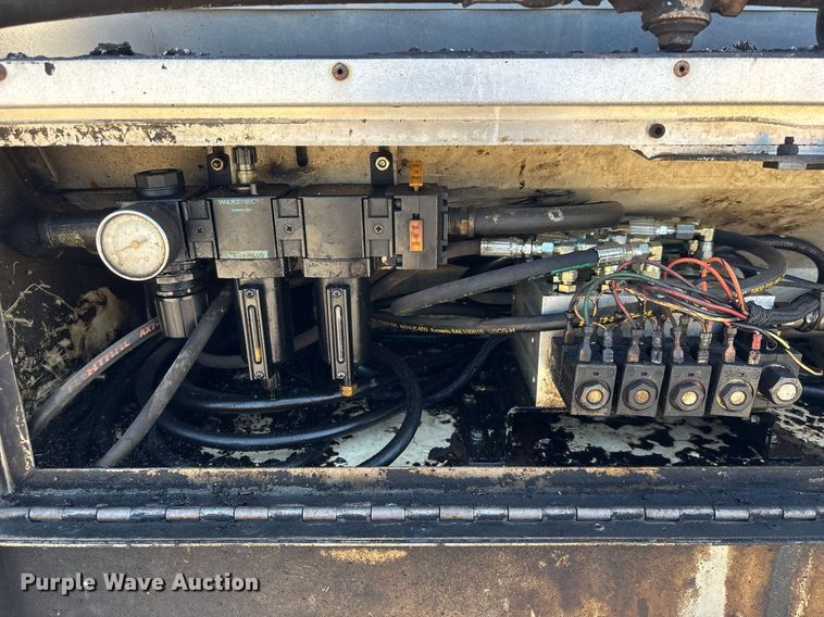 image for item EC3729 2006 Ford F650 Super Duty oil distributor truck