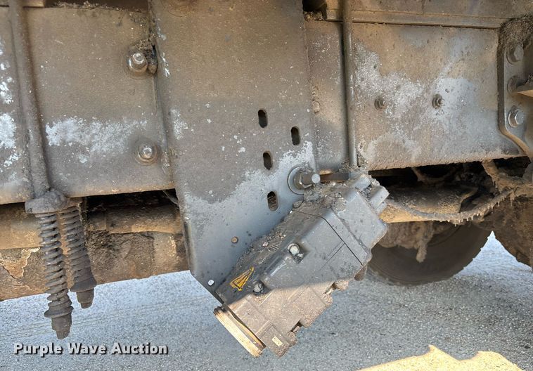 image for item EC3729 2006 Ford F650 Super Duty oil distributor truck