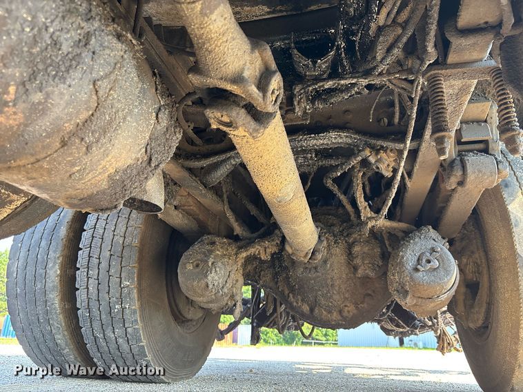 image for item EC3729 2006 Ford F650 Super Duty oil distributor truck