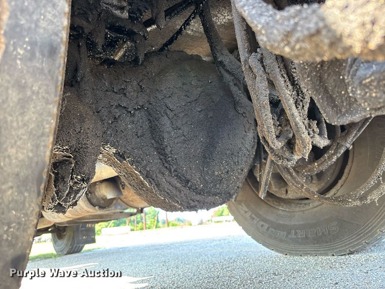 image for item EC3729 2006 Ford F650 Super Duty oil distributor truck