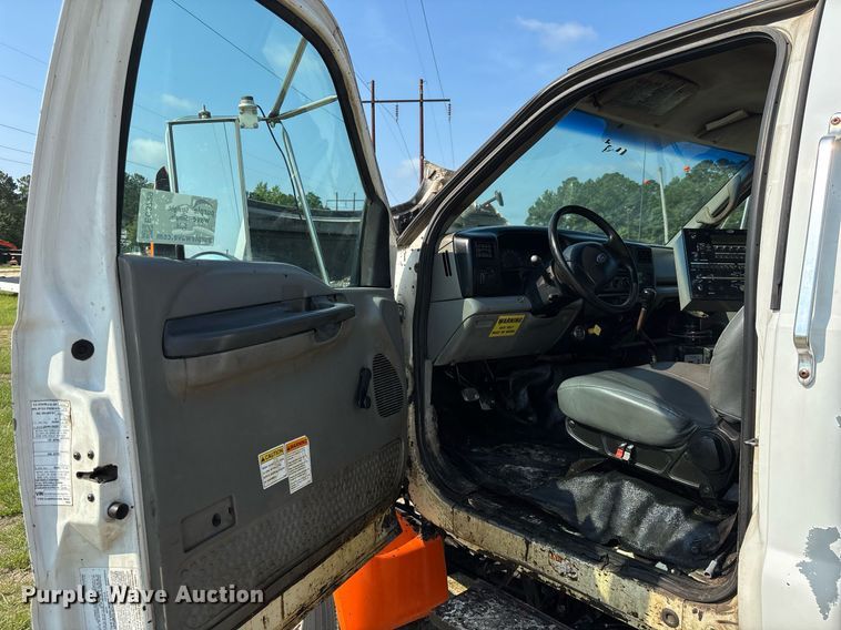 image for item EC3729 2006 Ford F650 Super Duty oil distributor truck