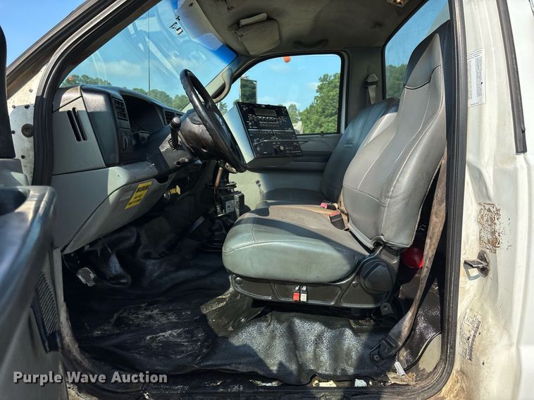 image for item EC3729 2006 Ford F650 Super Duty oil distributor truck