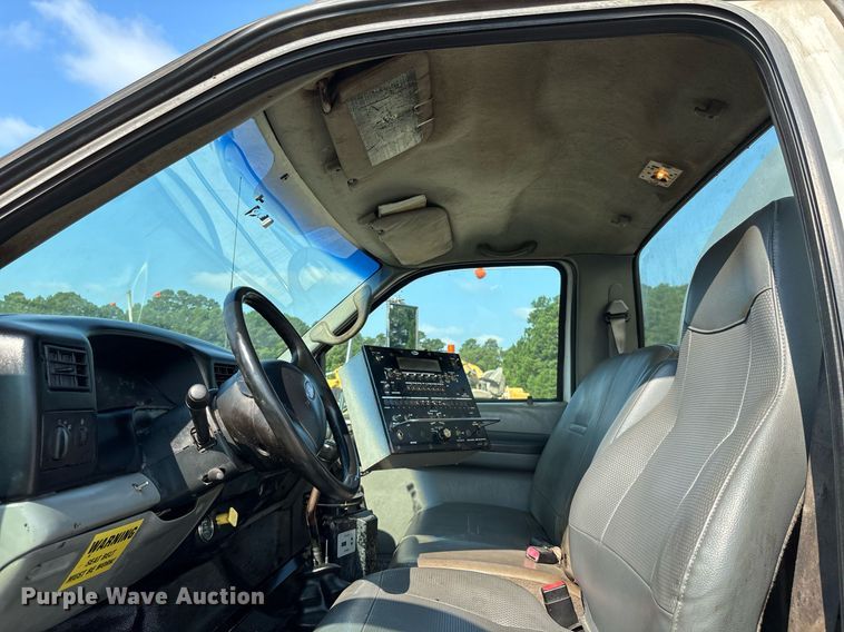 image for item EC3729 2006 Ford F650 Super Duty oil distributor truck