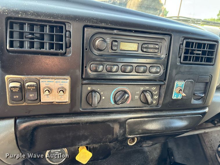 image for item EC3729 2006 Ford F650 Super Duty oil distributor truck