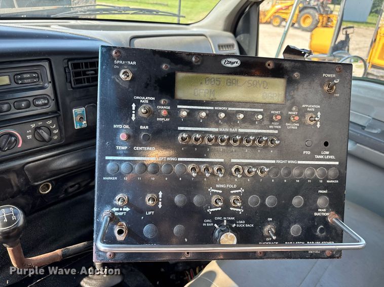 image for item EC3729 2006 Ford F650 Super Duty oil distributor truck