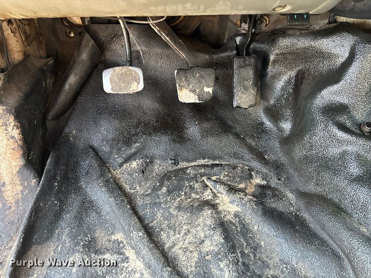 image for item EC3729 2006 Ford F650 Super Duty oil distributor truck