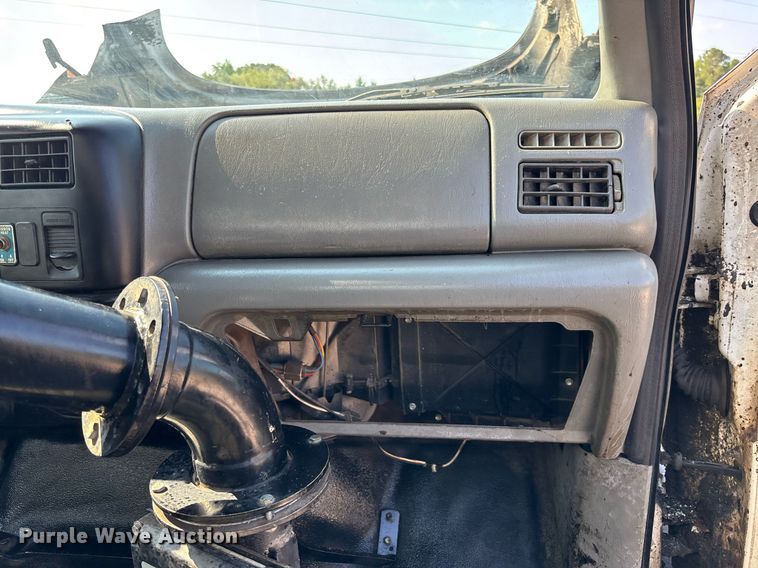 image for item EC3729 2006 Ford F650 Super Duty oil distributor truck