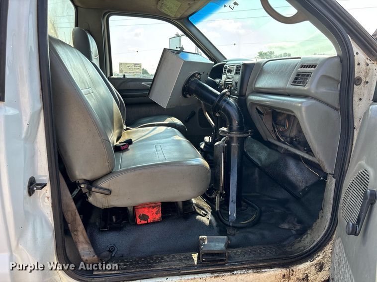 image for item EC3729 2006 Ford F650 Super Duty oil distributor truck