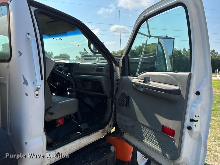 image for item EC3729 2006 Ford F650 Super Duty oil distributor truck