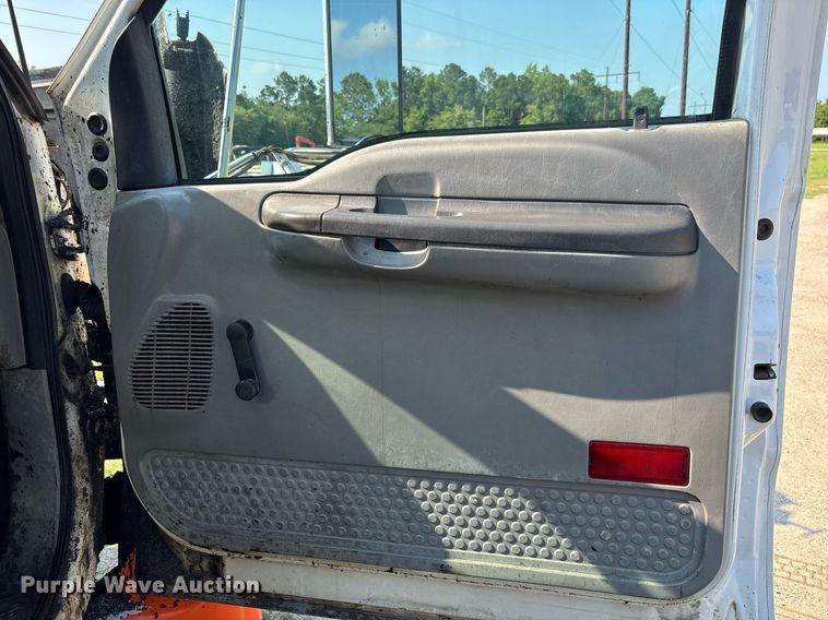 image for item EC3729 2006 Ford F650 Super Duty oil distributor truck