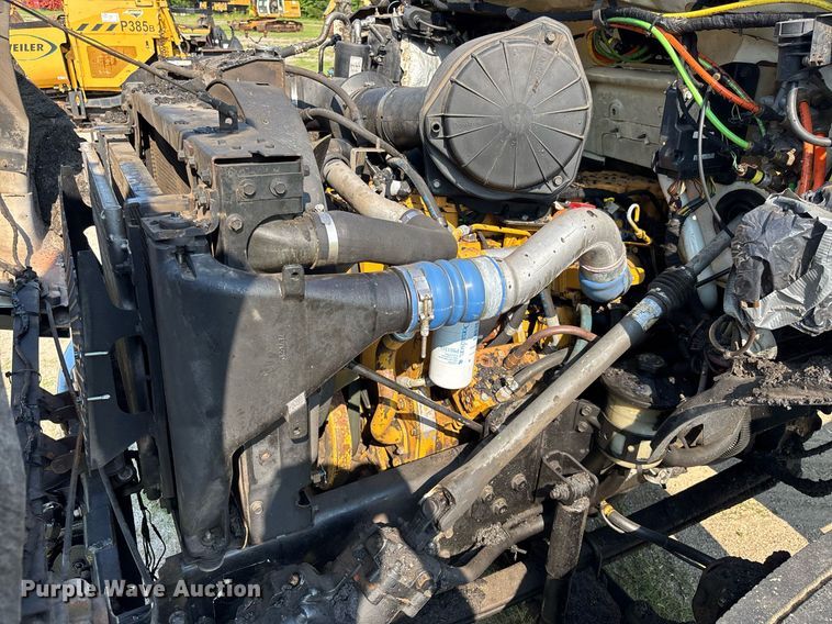 image for item EC3729 2006 Ford F650 Super Duty oil distributor truck