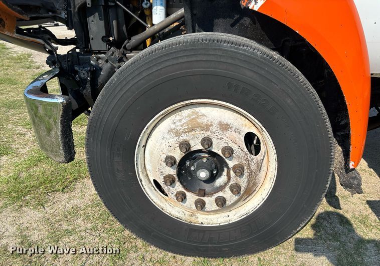 image for item EC3729 2006 Ford F650 Super Duty oil distributor truck