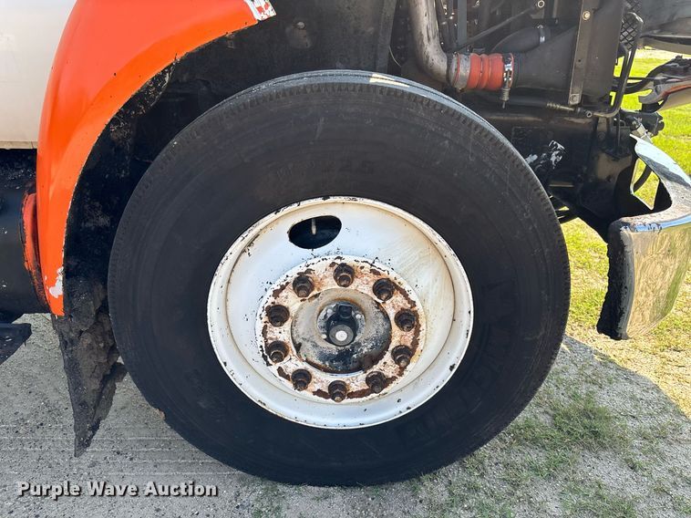 image for item EC3729 2006 Ford F650 Super Duty oil distributor truck