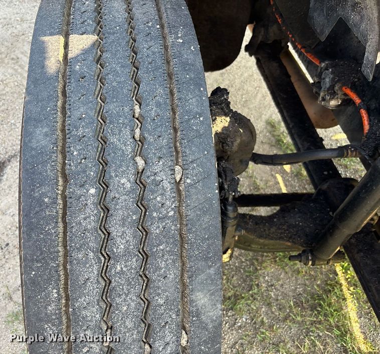 image for item EC3729 2006 Ford F650 Super Duty oil distributor truck