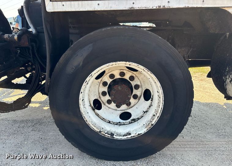 image for item EC3729 2006 Ford F650 Super Duty oil distributor truck